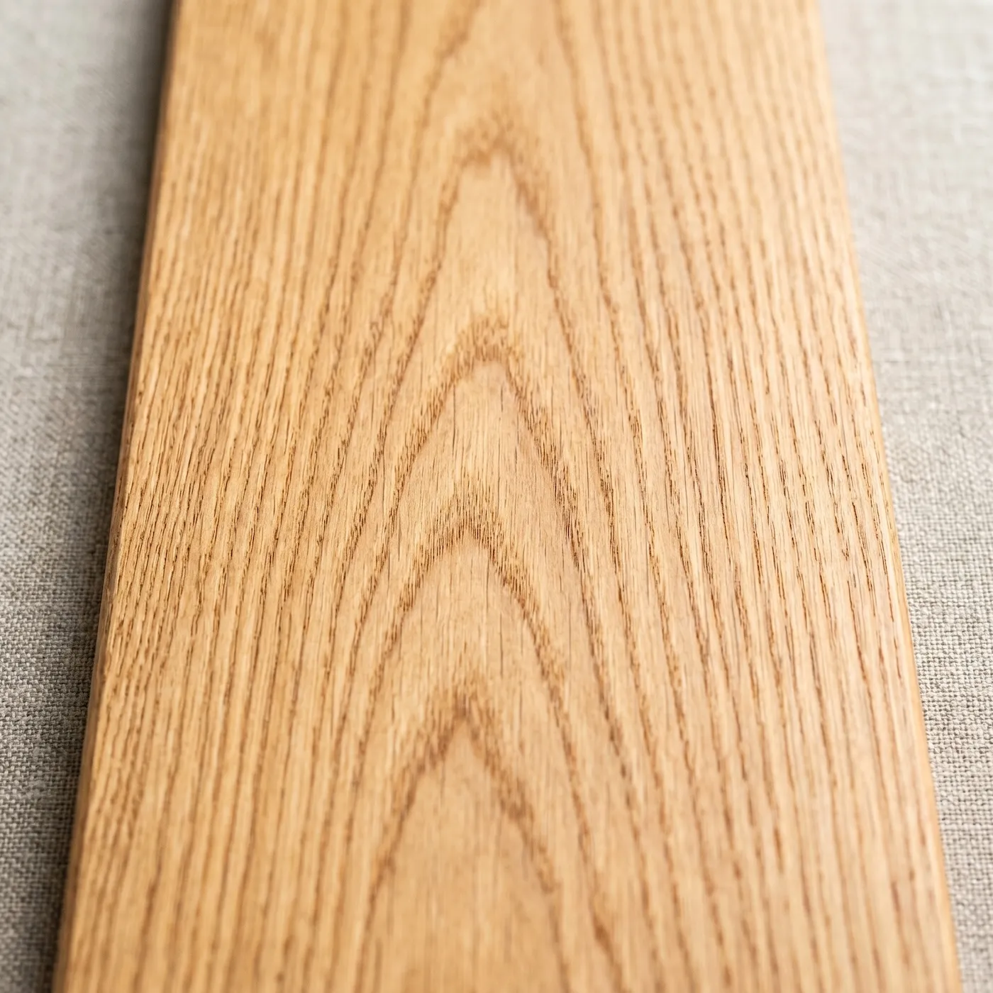 Natural oak finish — untouched tone